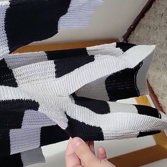 Black and gray striped sweater - Picture 5 of 6